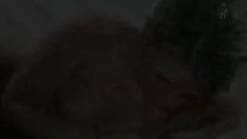 play Une femme sexy et excitée se prend un creampie anal