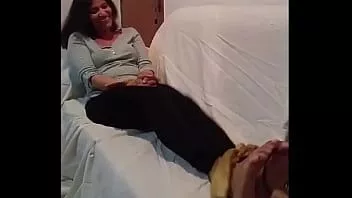 play Gıdıklayan teyzem ayaklarını gıdıklamama izin veriyor