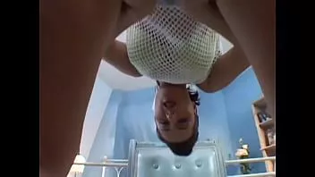 play Prachtige babe geniet van haar schattige poesje gepenetreerd door een enorme dildo