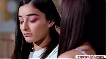 চালান দুটি শৃঙ্গাকার বাচ্চা তাদের pussies প্রয়োজন সাহায্য