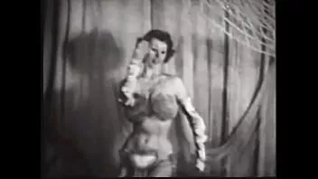 Redare O scheherazade busty dansează erotic pe scenă și își scoate ținuta orientală