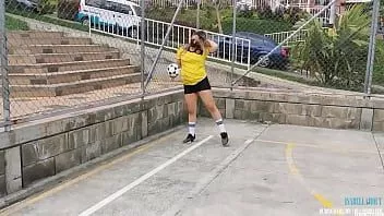 Afspelen Ik werd uitgedaagd om te voetballen met mijn lovense lush om te kijken hoe ik op mijn broek squirt!