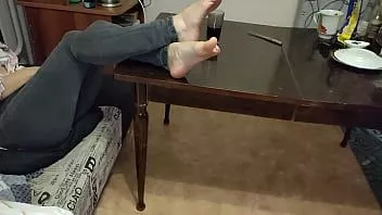 play Fita de sexo real - as solas sujas e fedorentas da minha madrasta sacudindo meu pau - footjob caseiro