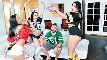 Abspielen Drei hinreißende Latina-Schönheiten sind besser als Fußball und Fernsehen – Carolina Cortez, Tia Cyrus, Mandy Muse