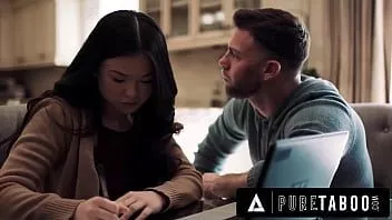 play Saf tabu lulu chu'nun sapık oda arkadaşı onu üçlü tam bir sahneye çekmek için slimthick vic'i kullanıyor