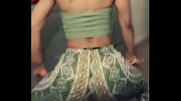 play Twerking خشب الأبنوس في طماق ، الحمار أكثر ليونة من سرير مائي