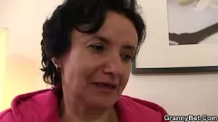 تشغيل مسمار معلق يحصل سيئة مع الجدة القديمة شعر
