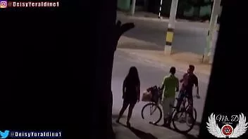 play De madrugada como prostituta libre en la calle y lugares públicos, me ven mientras soy manoseada por desconocidos como una perra al aire libre. placer voyeur y exhibicionista mientras mi cornudo graba escondido desde el balcón de nuestra casa familiar