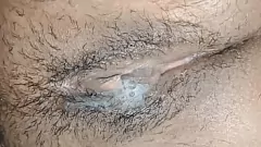 Riproduci La figa rasata della moglie Desi viene adorata dal marito