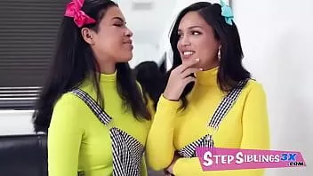 Putar Stepsiblings3x.com - mereka bergabung dengannya di kamar mandi, bermesraan saat kemaluannya menjadi keras. kemudian, mereka berbagi penisnya, mengisapnya sampai mereka tidak sabar untuk membawanya ke dalam vagina remaja mereka yang ketat.