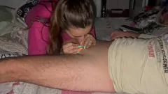 play Cuckold -man deelt de vrouw met de grote pik van de beste vriend