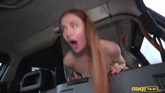 play MILF rousse Eva Berger monte une bite monstre en public