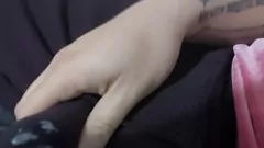 चलाएँ कामुक मखमली स्पर्श: एक मनमोहक एकल सत्र के लिए मेरे काले वेलोर पसीने में विस्फोट