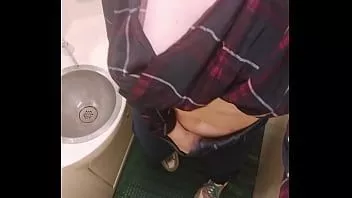 play Me masturbo el coño en el baño del tren y lo grabo en la cámara para ti